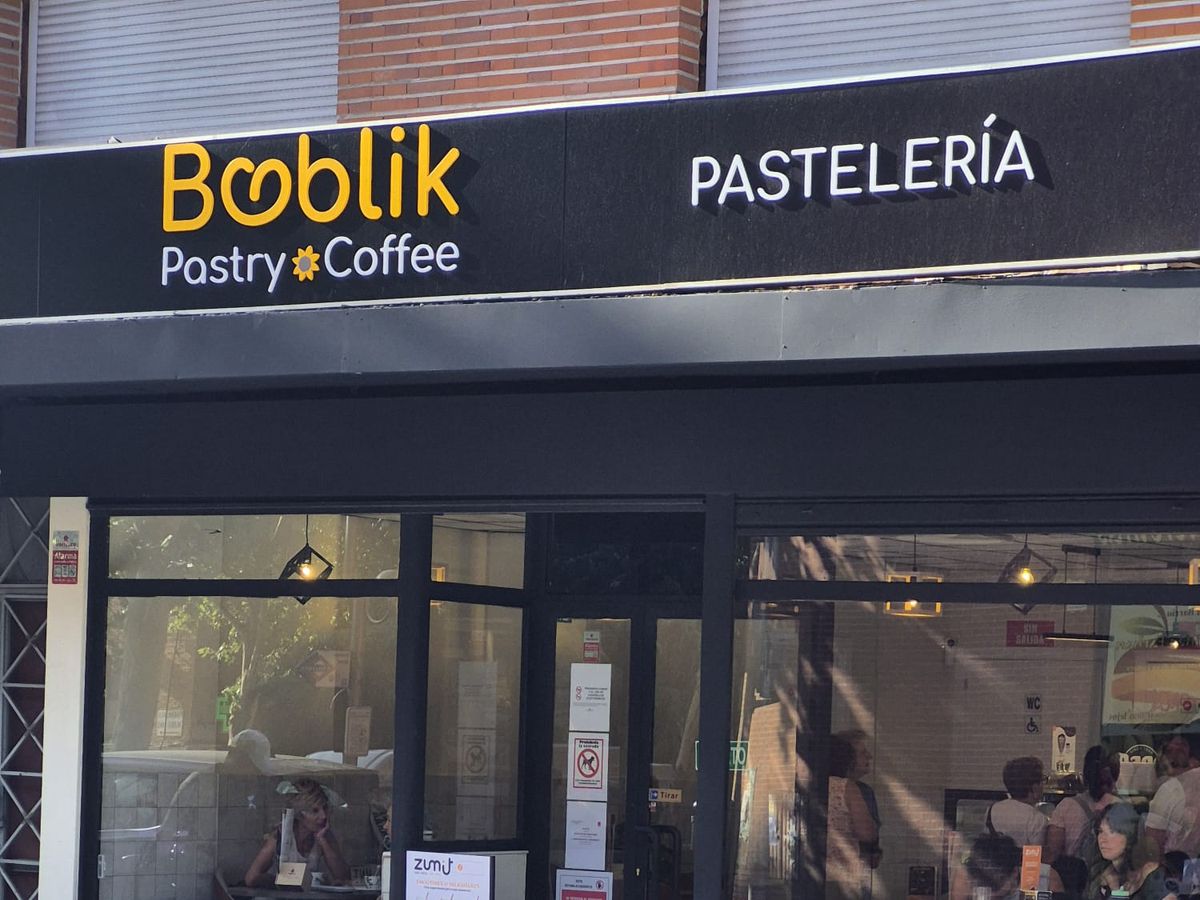Fachada de Bublik Pastry & Coffee en la Avenida de Palomeras