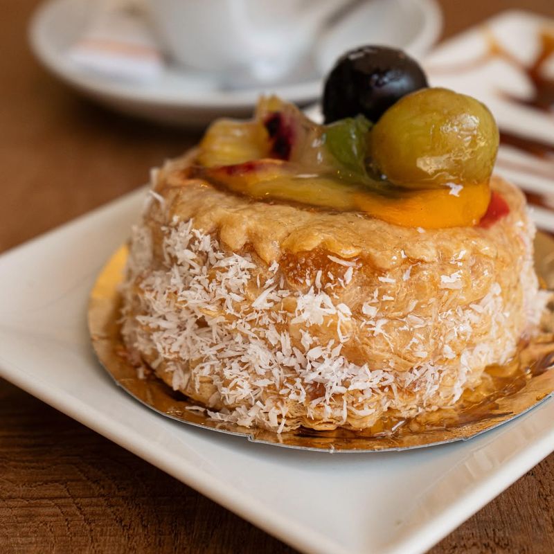 Pastel de coco con fruta escarchada