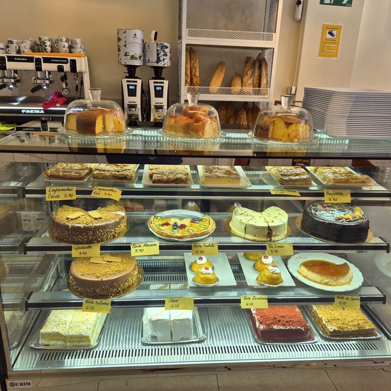 Vitrina con tartas, bizcochos y pasteles
